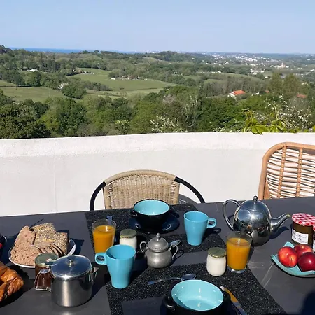 D'hotes Peroch Vue Montagnes Proche Des Plages Et De La Frontiere Bed and breakfast