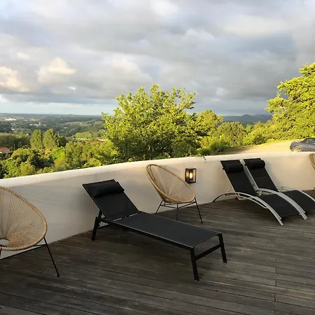 D'hotes Peroch Vue Montagnes Proche Des Plages Et De La Frontiere Bed and breakfast