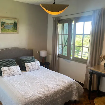 D'hotes Peroch Vue Montagnes Proche Des Plages Et De La Frontiere Bed and breakfast